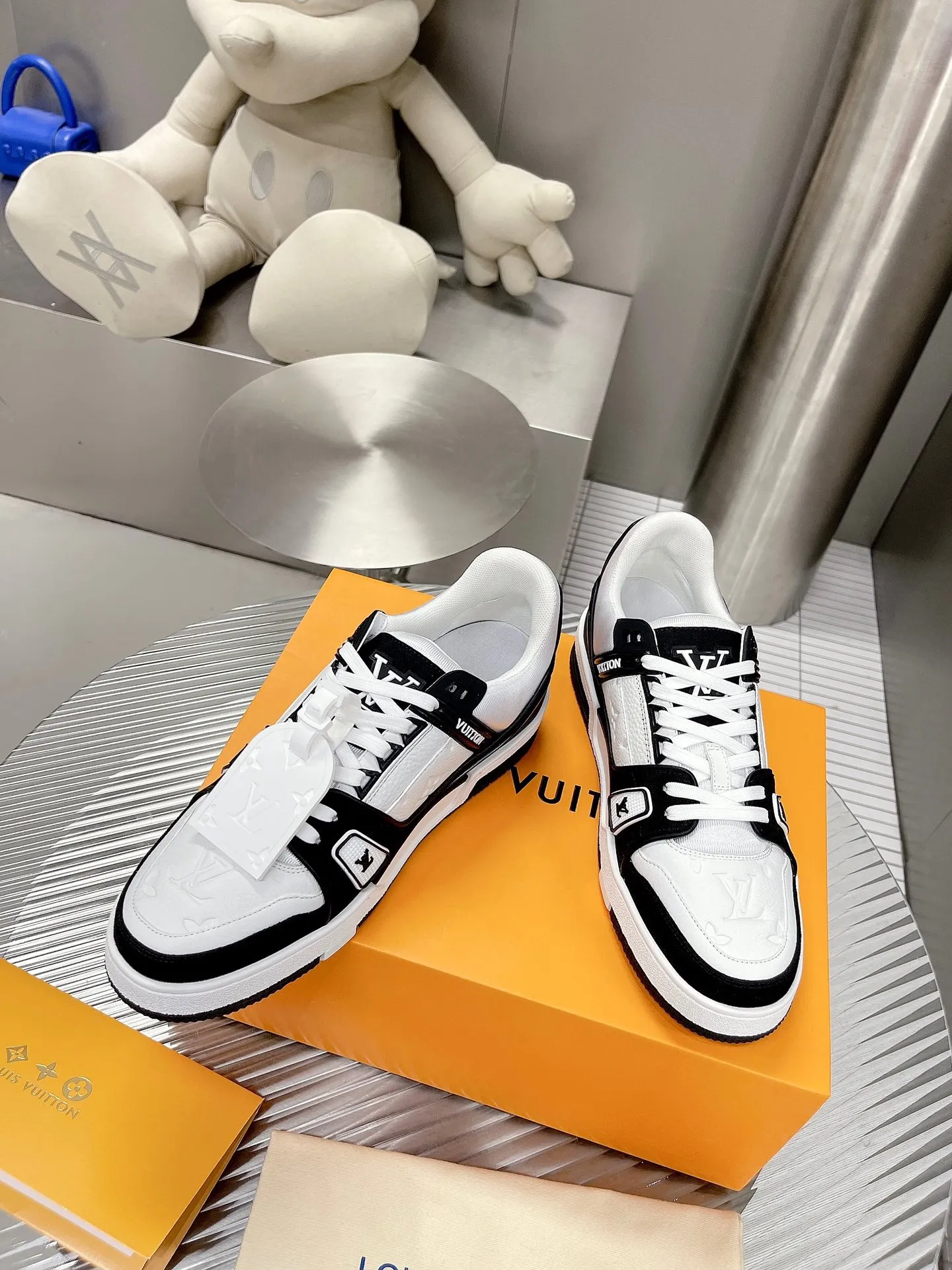👟👟Ex-factory price 840👟👟The highest version on the Internet⚠️Feel free to compare! 2021🔥New model, purchase quality LV~Louis Vuitton by Virgin Abloh’s best-looking sneakers, Donkey Brand strongly recommends new products, official website limited edition retro basketball sneakers! Both high and low tops cost money to purchase 1:1 accurate replicas of the originals. The details are invincible, full of sincerity, imported custom-made original cowhide, the original package method is the same, the details are 100% restored, and the private model customized the original one-piece T👟👟factory price U outsole, which is different from other brands. Without the original version, this effect cannot be achieved! 35-45 (46 is custom-made and non-refundable) Some colors are available in women’s styles